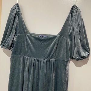 Velvet puffy sleeves dress
